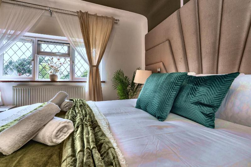 Large 4-Bed House with Hot Tub and Free Parking - image 29