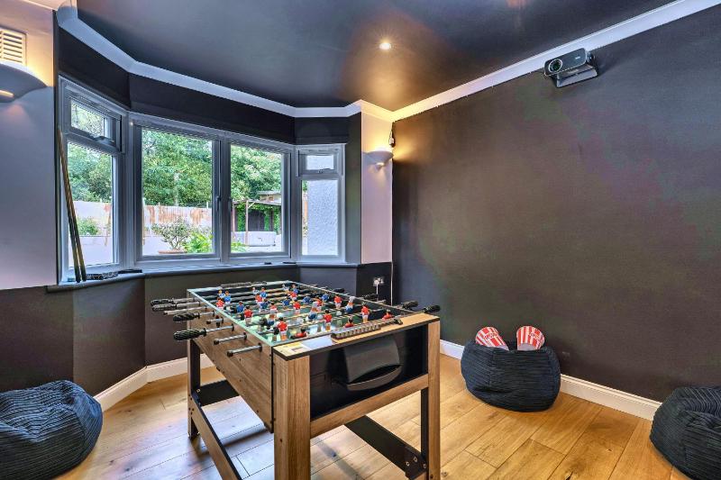 Large 4-Bed House with Hot Tub and Free Parking - image 32