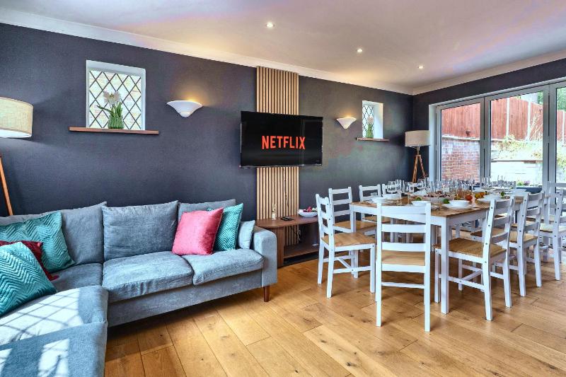 Large 4-Bed House with Hot Tub and Free Parking - image 4