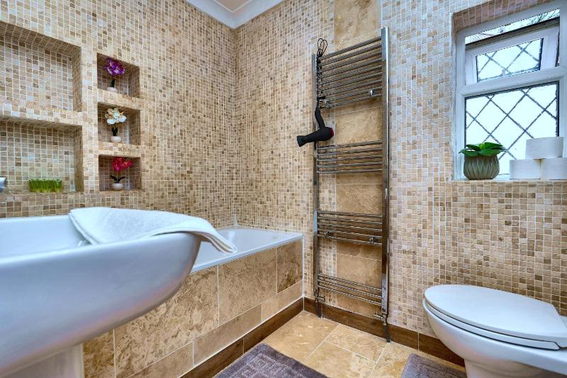 Large 4-Bed House with Hot Tub and Free Parking - image 44