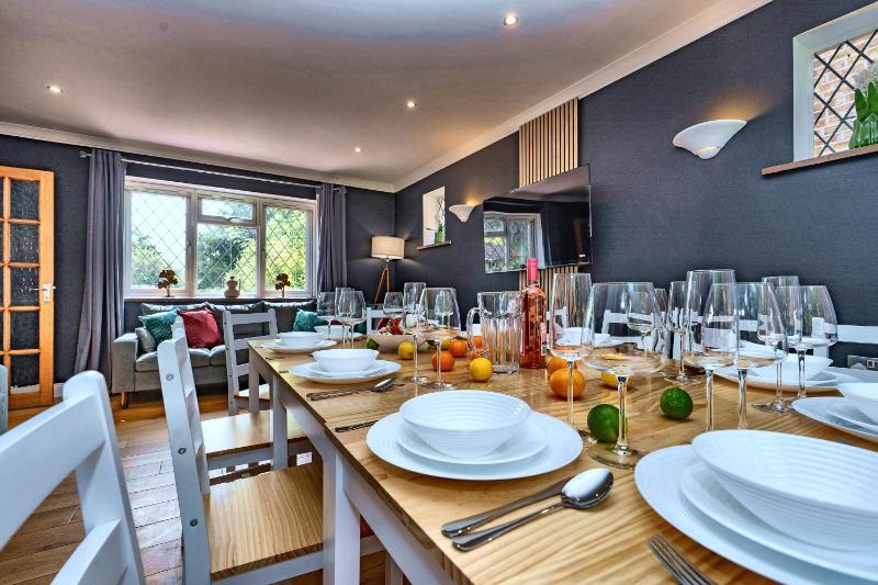 Large 4-Bed House with Hot Tub and Free Parking - image 39
