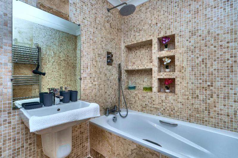 Large 4-Bed House with Hot Tub and Free Parking - image 26