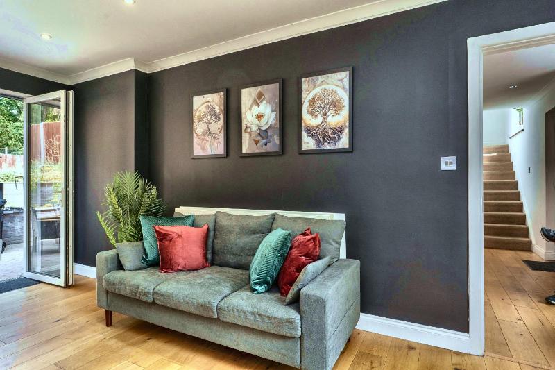 Large 4-Bed House with Hot Tub and Free Parking - image 19