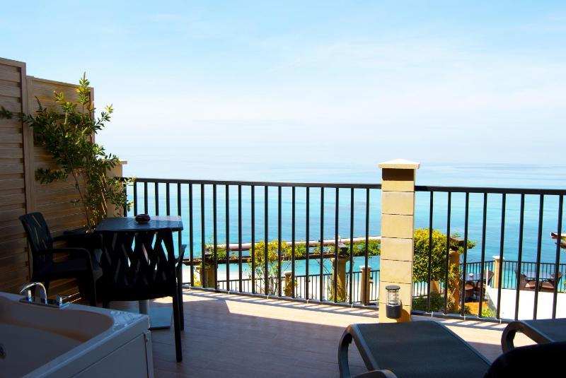 Deluxe Double Room with Sea View image 3