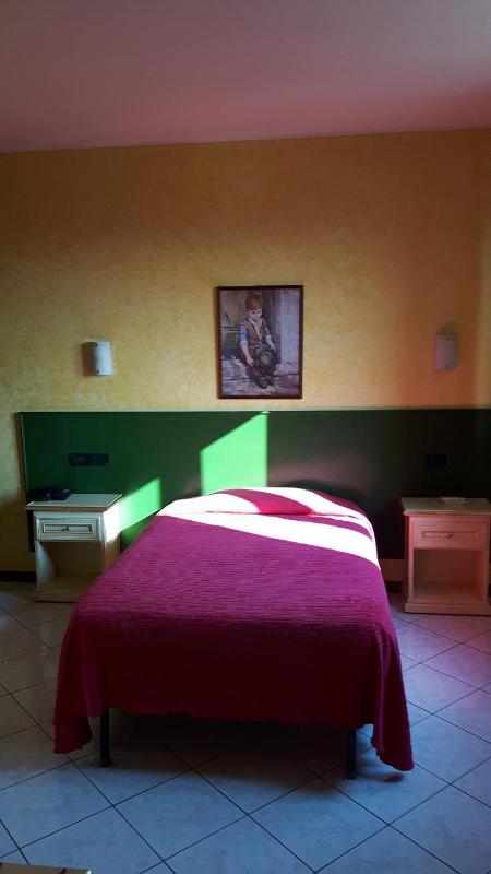 Standard Single Room image 4