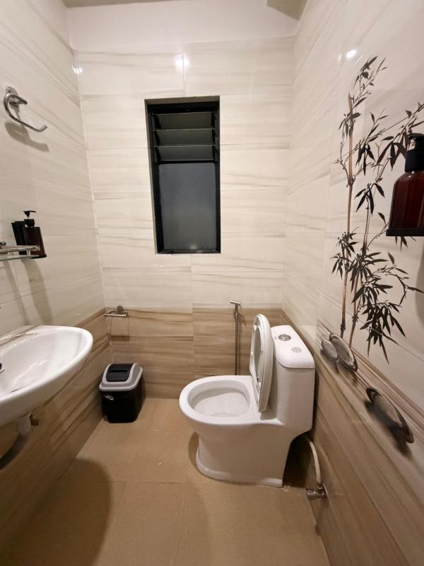 Spacious 3BHK for Families & Groups in city center - image 9