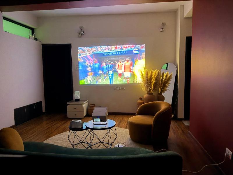 Spacious 3BHK for Families & Groups in city center - image 8