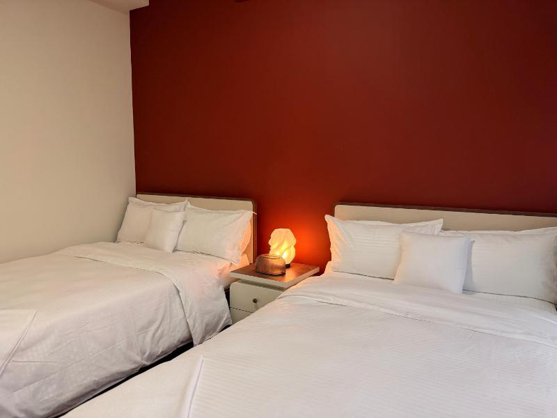 Spacious 3BHK for Families & Groups in city center - image 4