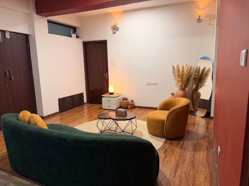 Spacious 3BHK for Families & Groups in city center - image 11
