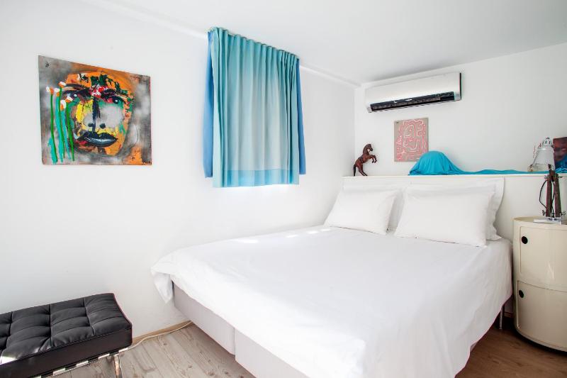 One-Bedroom Apartment image 2