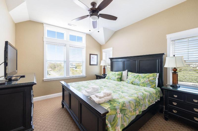 Beachfront Oasis w Dune Walkover Pool n Spa & More - image 29