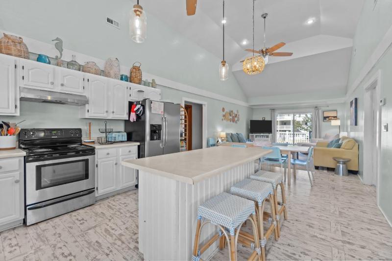 Whalehead Retreat with Pool Hot Tub 5min to Beach - image 14