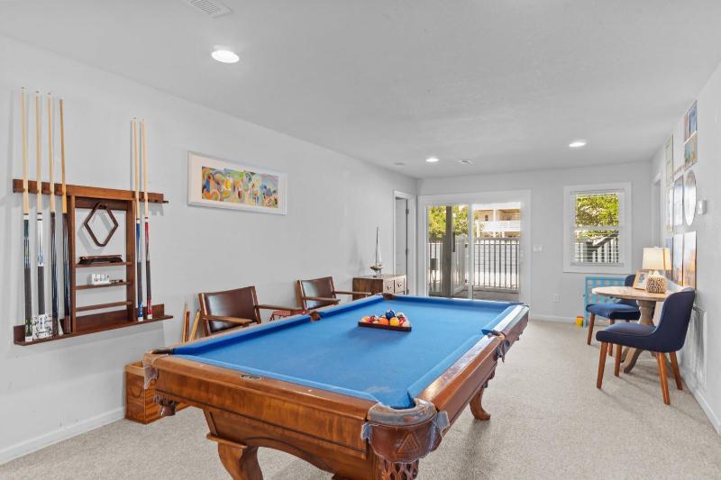 Whalehead Retreat with Pool Hot Tub 5min to Beach - image 18