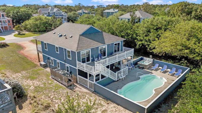 Whalehead Retreat with Pool Hot Tub 5min to Beach - image 1