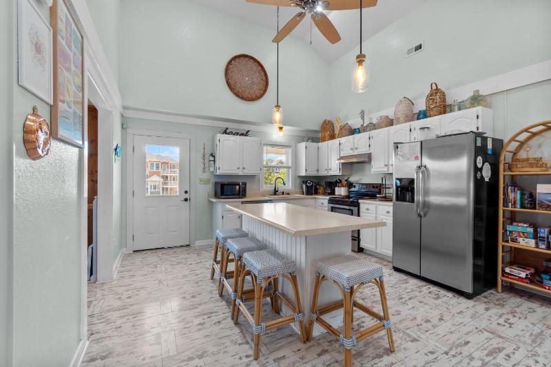 Whalehead Retreat with Pool Hot Tub 5min to Beach - image 12