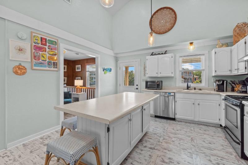 Whalehead Retreat with Pool Hot Tub 5min to Beach - image 29