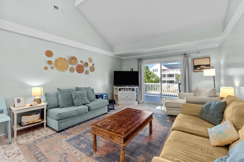 Whalehead Retreat with Pool Hot Tub 5min to Beach - image 2