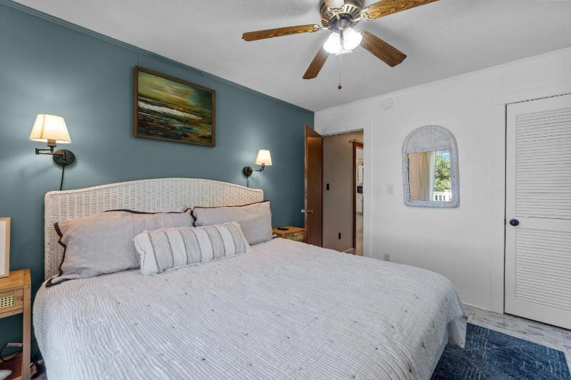 Whalehead Retreat with Pool Hot Tub 5min to Beach - image 34