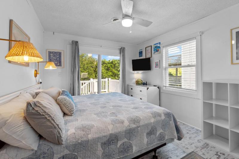 Whalehead Retreat with Pool Hot Tub 5min to Beach - image 23