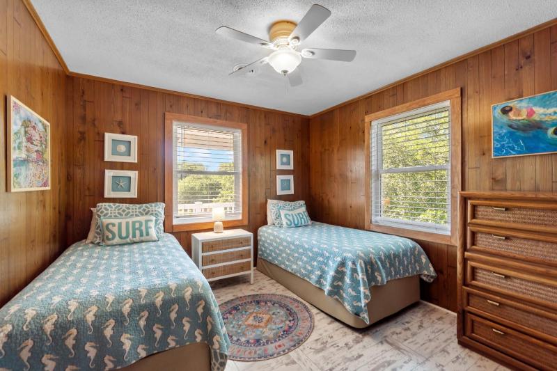 Whalehead Retreat with Pool Hot Tub 5min to Beach - image 3