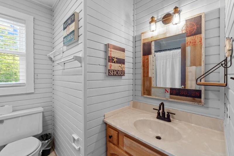 Whalehead Retreat with Pool Hot Tub 5min to Beach - image 37