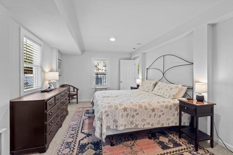 Whalehead Retreat with Pool Hot Tub 5min to Beach - image 15