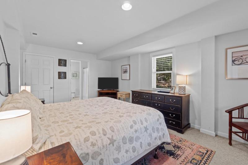 Whalehead Retreat with Pool Hot Tub 5min to Beach - image 32