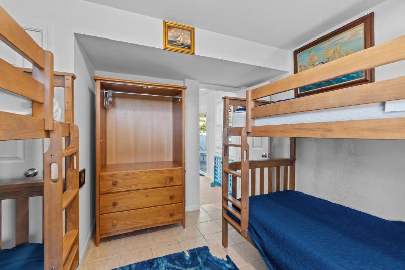 Whalehead Retreat with Pool Hot Tub 5min to Beach - image 38