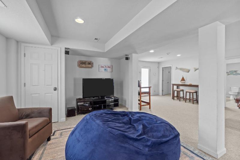 Whalehead Retreat with Pool Hot Tub 5min to Beach - image 20