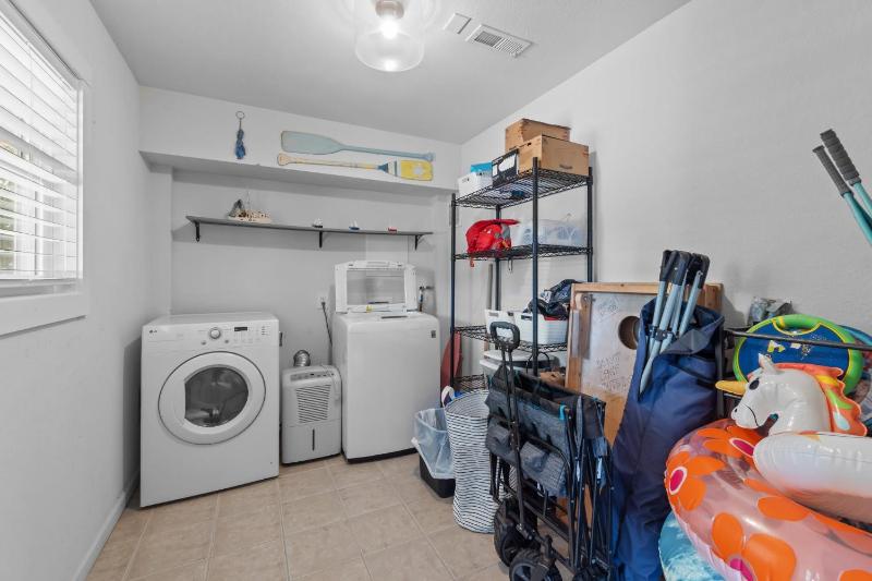 Whalehead Retreat with Pool Hot Tub 5min to Beach - image 19