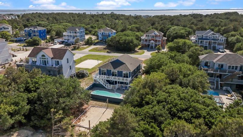 Whalehead Retreat with Pool Hot Tub 5min to Beach - image 9