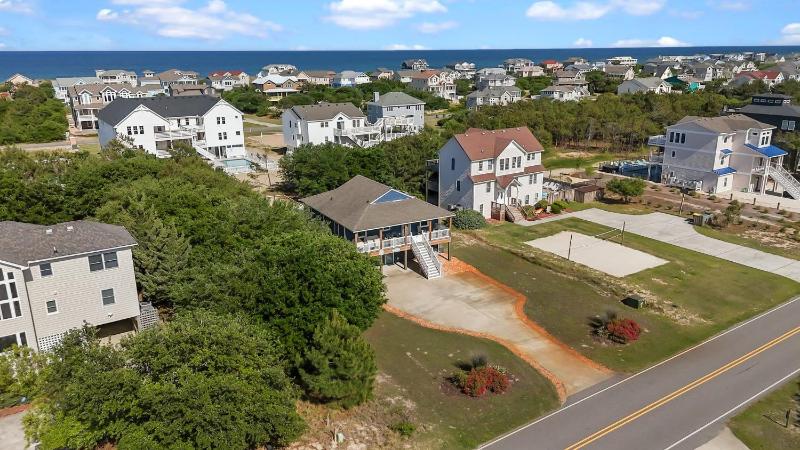 Whalehead Retreat with Pool Hot Tub 5min to Beach - image 17