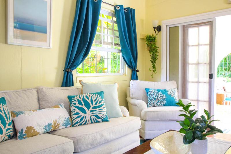 Large pool gardens and close to beach - Aqua Bliss - image 3