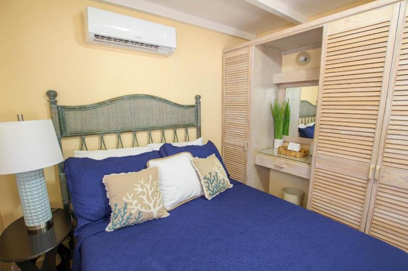 Large pool gardens and close to beach - Aqua Bliss - image 12