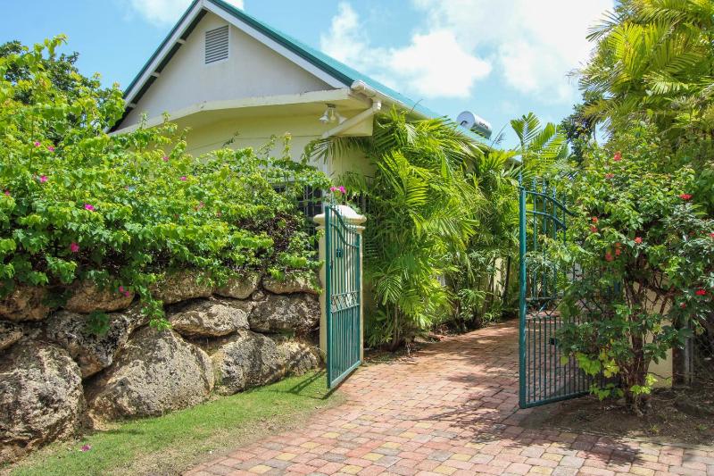 Large pool gardens and close to beach - Aqua Bliss - image 7