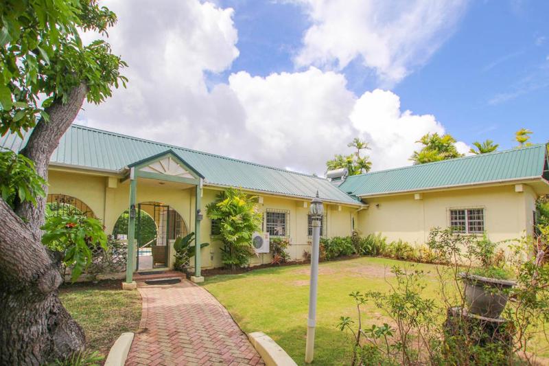 Large pool gardens and close to beach - Aqua Bliss - image 14
