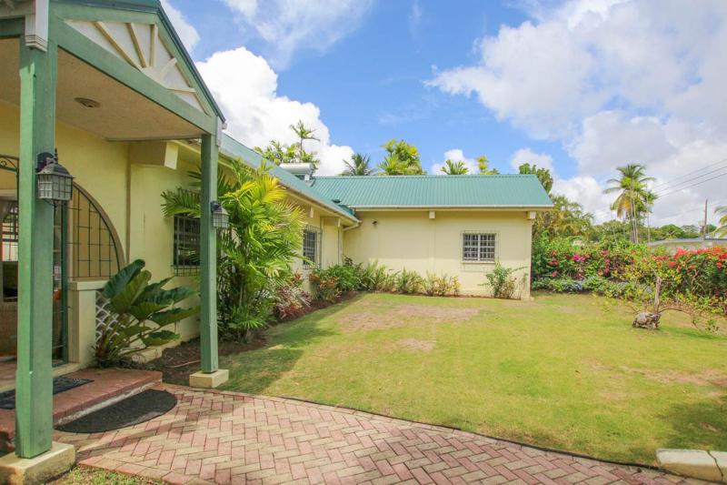 Large pool gardens and close to beach - Aqua Bliss - image 15