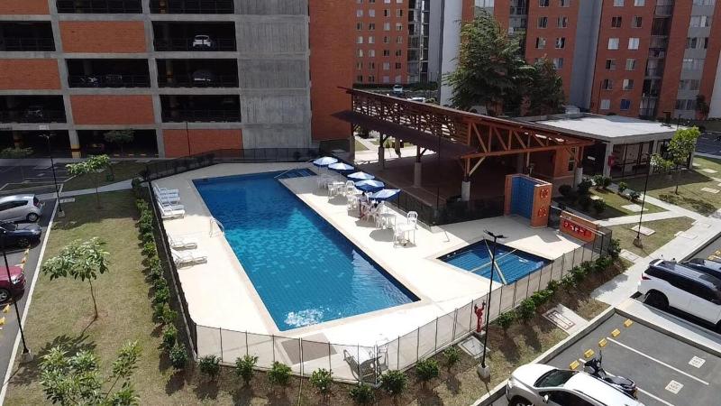 Lujoso Apartamento con Piscina y Aire Cerca Clínica Valle del Lili y Jardín Plaza - image 10