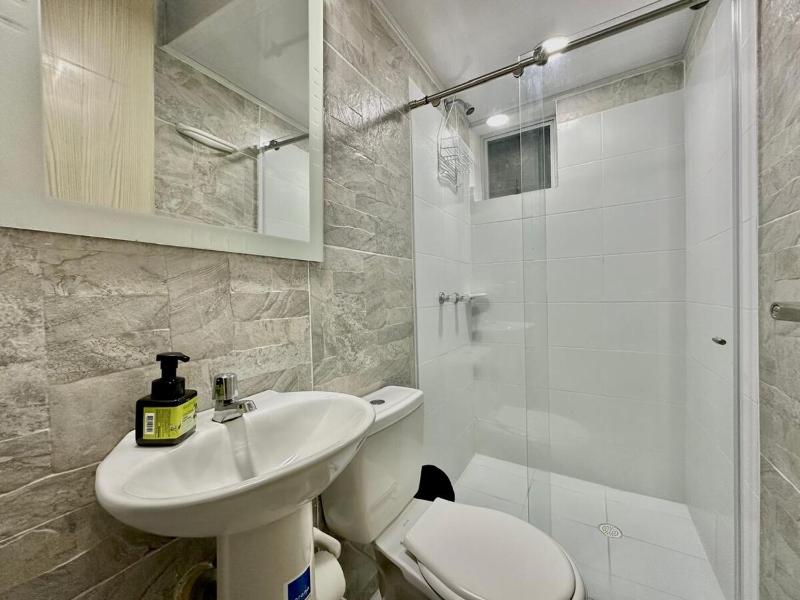 Lujoso Apartamento con Piscina y Aire Cerca Clínica Valle del Lili y Jardín Plaza - image 13