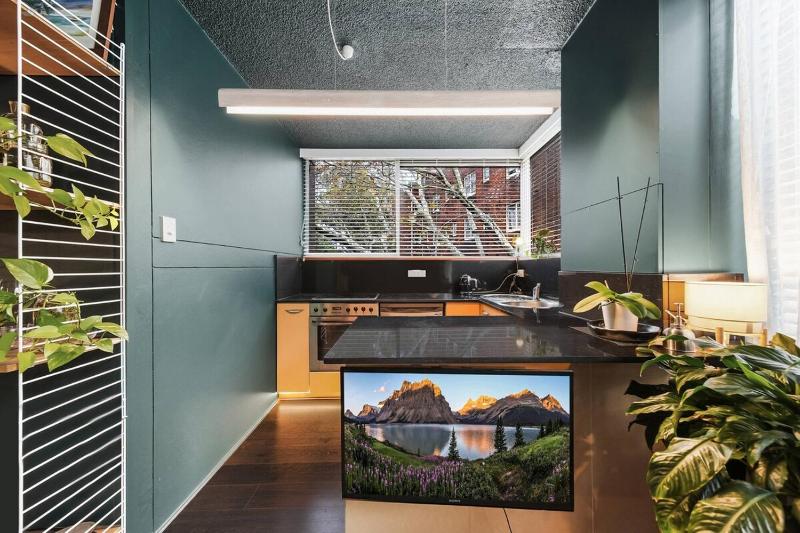 Stylish Elizabeth Bay Studio - Walk to Harbour - image 5