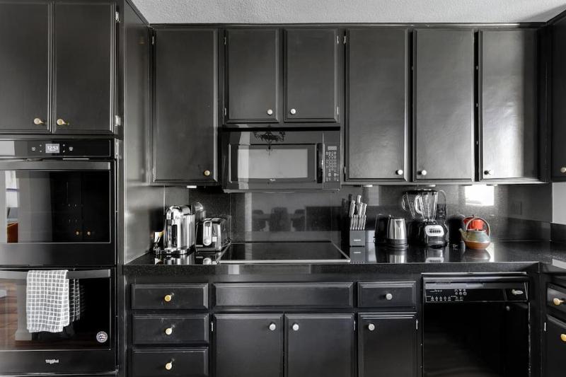 Stylish Palm Springs Retreat with Pool - image 28
