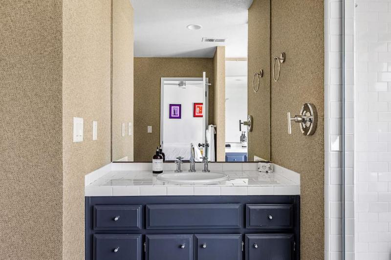 Stylish Palm Springs Retreat with Pool - image 40