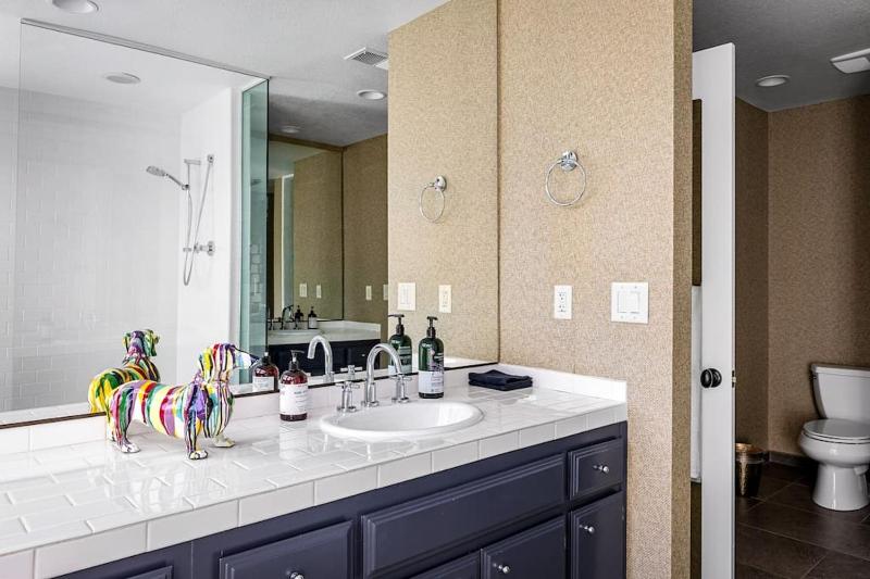 Stylish Palm Springs Retreat with Pool - image 31