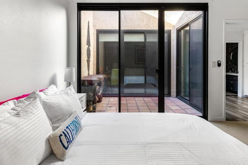 Stylish Palm Springs Retreat with Pool - image 15