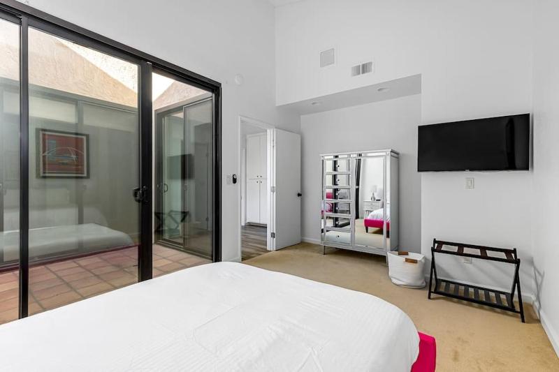 Stylish Palm Springs Retreat with Pool - image 44
