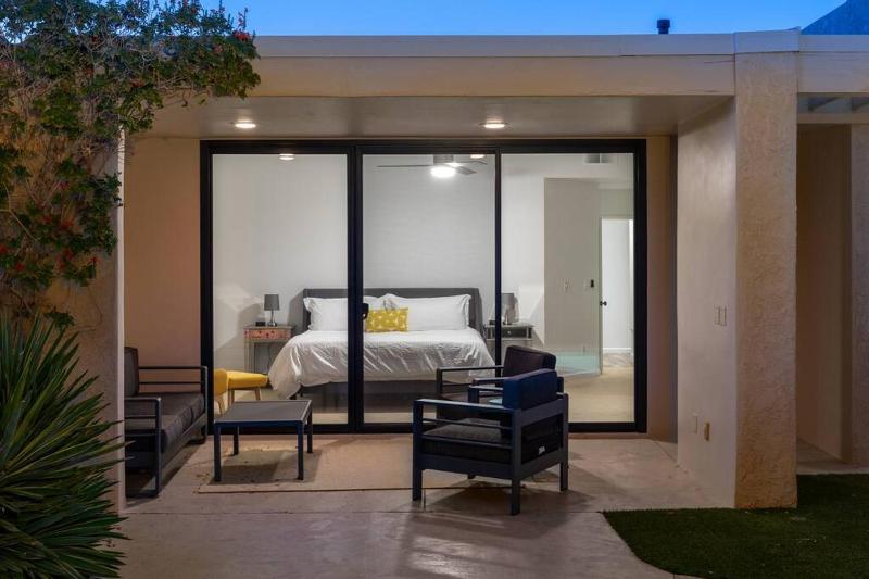 Stylish Palm Springs Retreat with Pool - image 36
