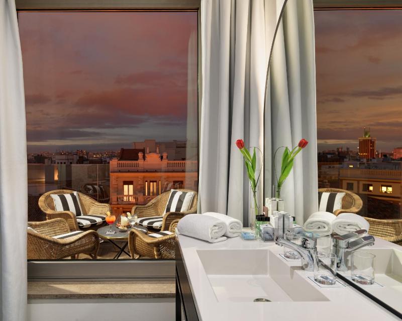 Deluxe Double Room with Terrace image 4