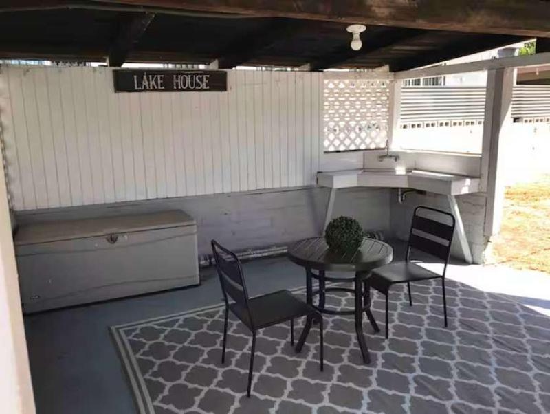 One Bedroom Central to Studios walk to NoHo West - image 6