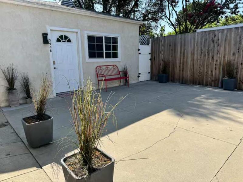 One Bedroom Central to Studios walk to NoHo West - image 2