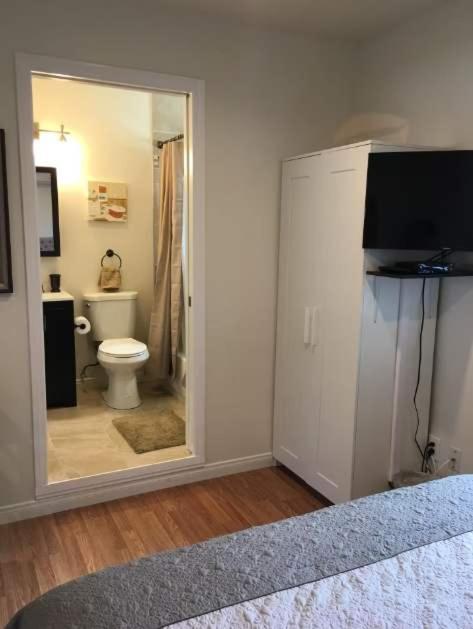 One Bedroom Central to Studios walk to NoHo West - image 9